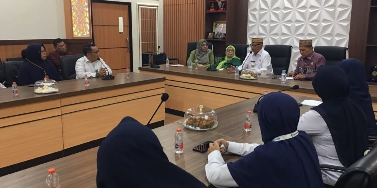Bupati Ismet, Mile secara menerima audiensi Direktur Poltekkes Kemenkes Gorontalo. (Sumber Foto: Kominfo)
