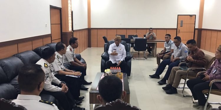 Bupati Ismet Mile, menerima audiensi Kepala Balai Pemasyarakatan (Bapas) Kelas II Gorontalo, I Putu Sukohartawan. (Sumber Foto: Kominfo)