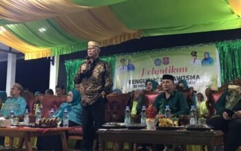 Bupati Ismet saat memberikan sambutan dalam acara pelantikan pengurus Dasawisma Kecamatan Suwawa Tengah. (Sumber Foto: Kominfo)