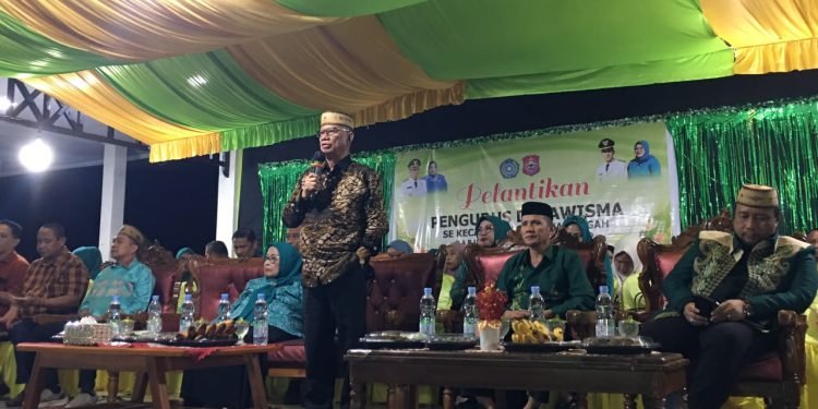 Bupati Ismet saat memberikan sambutan dalam acara pelantikan pengurus Dasawisma Kecamatan Suwawa Tengah. (Sumber Foto: Kominfo)