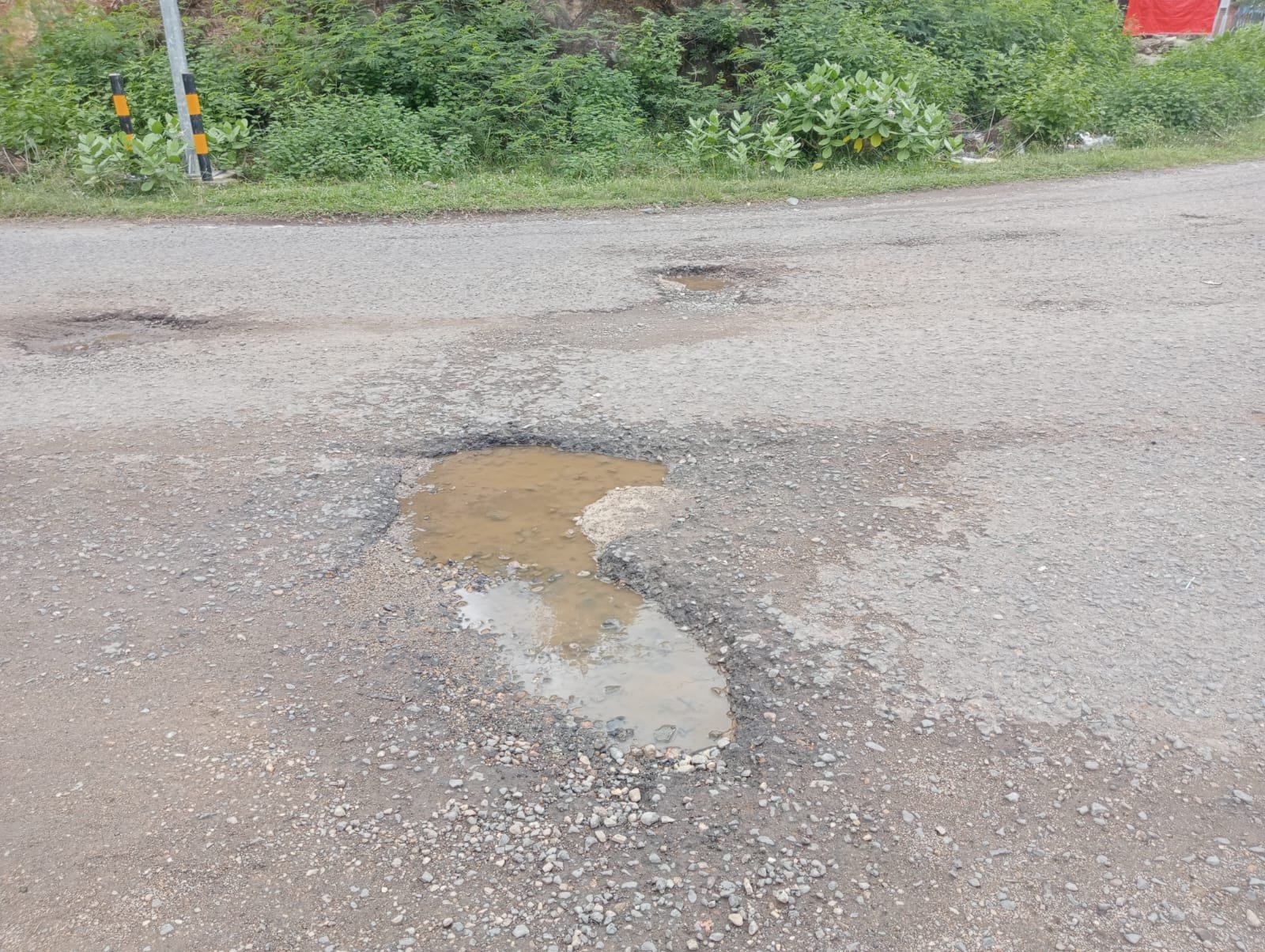 Genangan Air Dijalan Berlubang