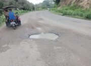 Kondisi Jalan Berlubang Menuju TPI Tilamuta