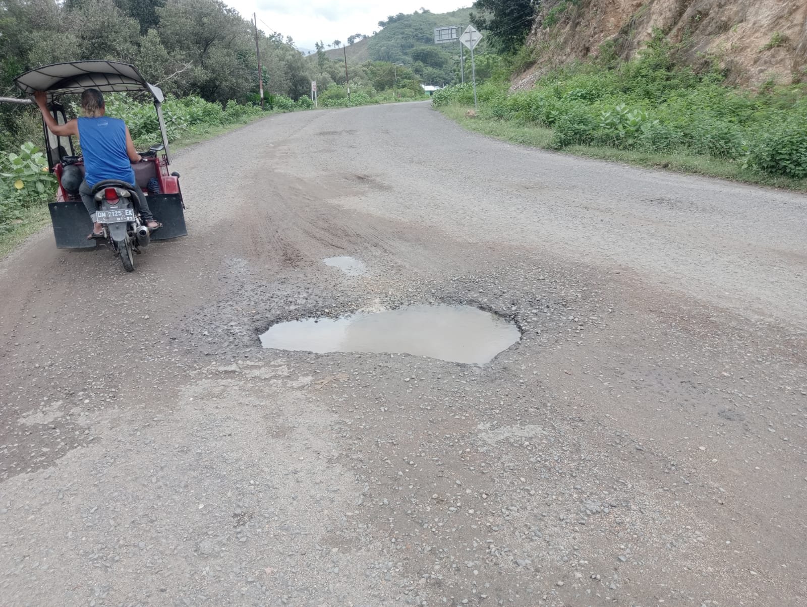 Kondisi Jalan Berlubang Menuju TPI Tilamuta