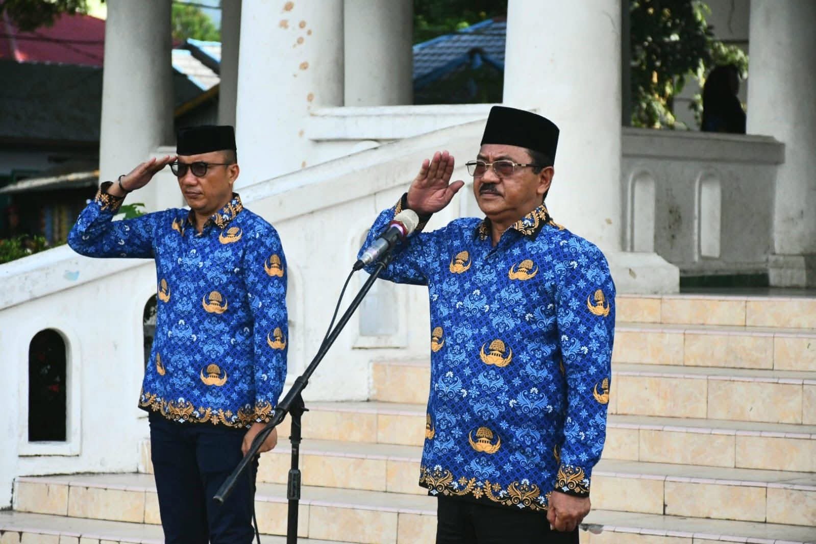 Bupati Boalemo Rum Pagau, didampingi Wabup Lahmuddin Hambali saat memimpin apel Korpri. (Sumber Foto: Prokopim/Arif)
