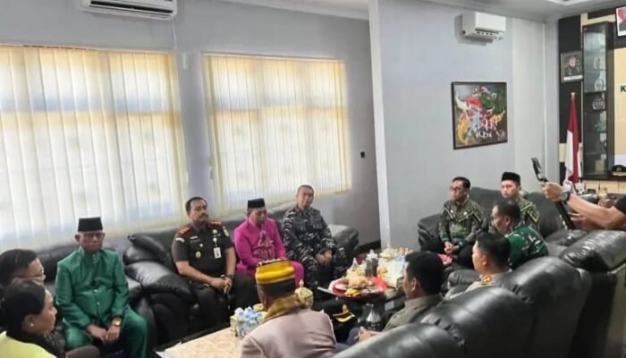Prosesi Adat Mopotilolo Sambut Kedatangan Kajati Gorontalo di Bone Bolango