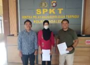 Diduga menjadi korban penipuan oleh oknum aparat penegak hukum dan istrinya, Salfiana Dida, didampingi kuasa hukumnya resmi melayangkan laporan ke Kepolisian Resor (Polres) Kabupaten Boalemo.