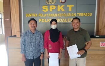 Diduga menjadi korban penipuan oleh oknum aparat penegak hukum dan istrinya, Salfiana Dida, didampingi kuasa hukumnya resmi melayangkan laporan ke Kepolisian Resor (Polres) Kabupaten Boalemo.