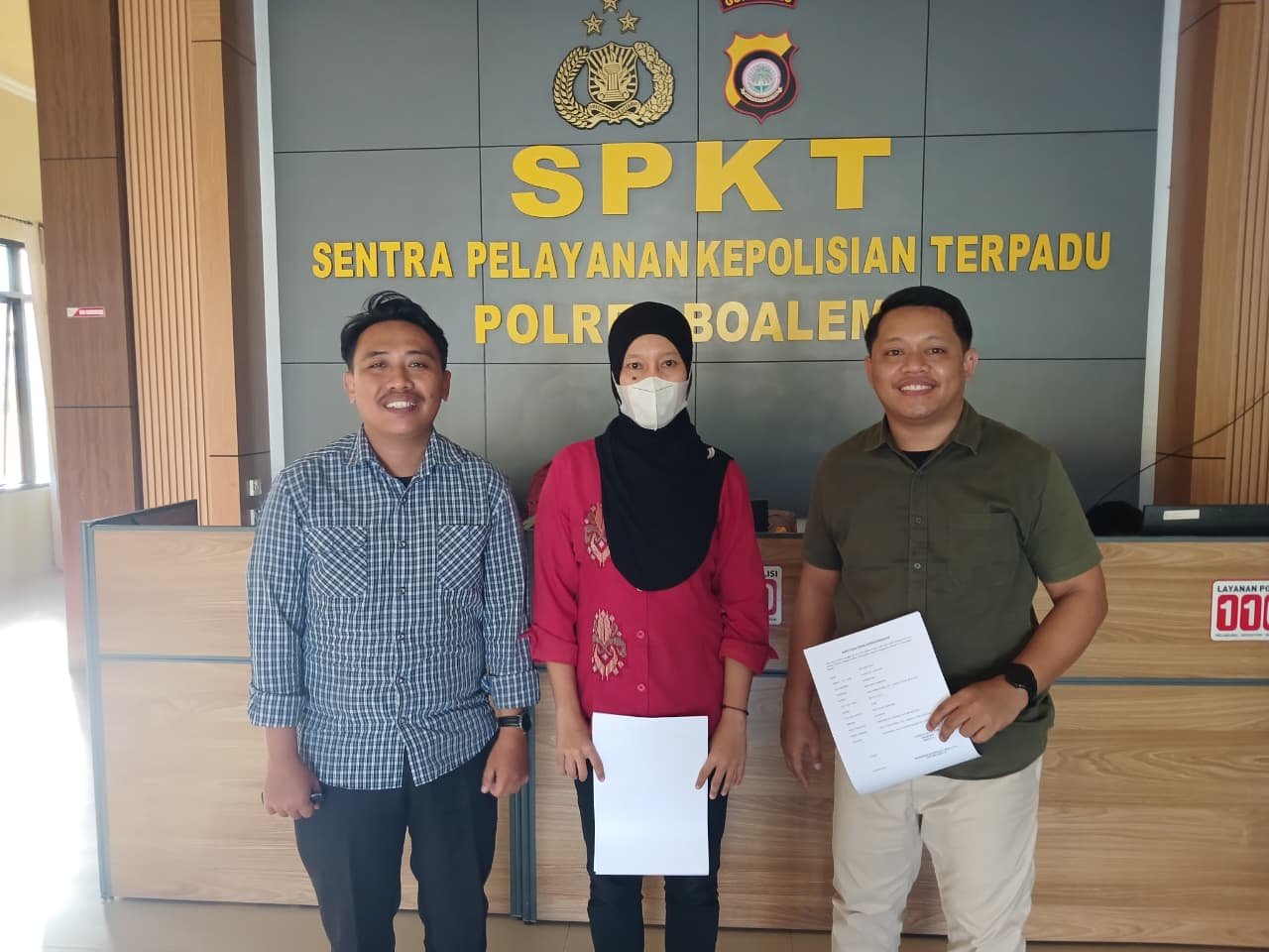 Diduga menjadi korban penipuan oleh oknum aparat penegak hukum dan istrinya, Salfiana Dida, didampingi kuasa hukumnya resmi melayangkan laporan ke Kepolisian Resor (Polres) Kabupaten Boalemo.