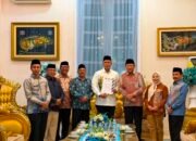 Rum Pagau, bersama Sekda Nurdin Baderan menyerahkan dokumen kesiapan pembangunan gedung silo modern dan kantor Perum Bulog kepada Direktur Utama Perum Bulog, Letjen TNI (Purn) Ahmad Rizal Ramdhani, di Rumah Jabatan Gubernur Gorontalo. (Foto Istimewa)