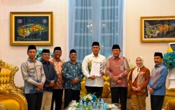 Rum Pagau, bersama Sekda Nurdin Baderan menyerahkan dokumen kesiapan pembangunan gedung silo modern dan kantor Perum Bulog kepada Direktur Utama Perum Bulog, Letjen TNI (Purn) Ahmad Rizal Ramdhani, di Rumah Jabatan Gubernur Gorontalo. (Foto Istimewa)