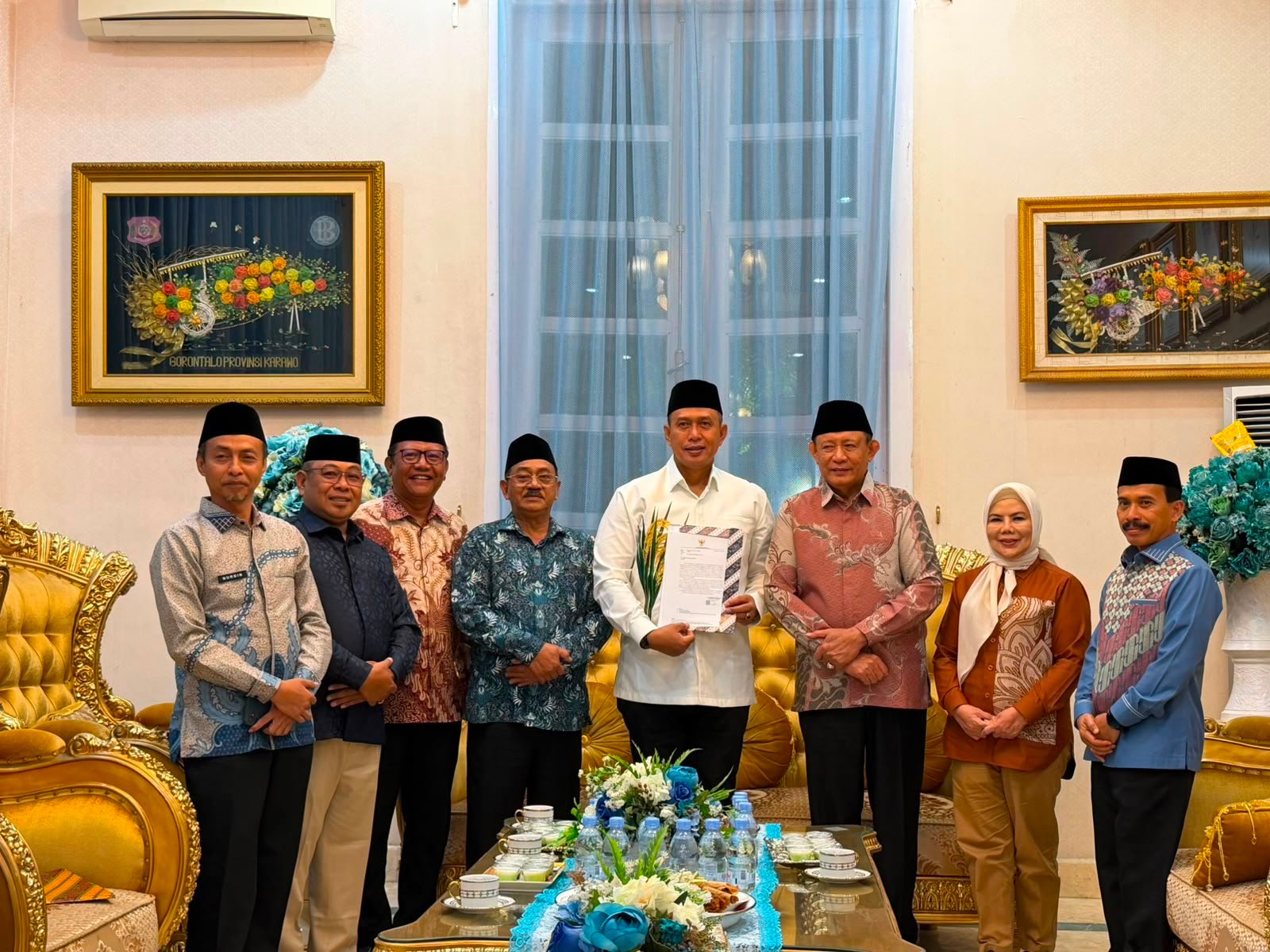 Rum Pagau, bersama Sekda Nurdin Baderan menyerahkan dokumen kesiapan pembangunan gedung silo modern dan kantor Perum Bulog kepada Direktur Utama Perum Bulog, Letjen TNI (Purn) Ahmad Rizal Ramdhani, di Rumah Jabatan Gubernur Gorontalo. (Foto Istimewa)