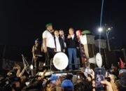 Dua Wakil Ketua DPR RI, Sufmi Dasco Ahmad dan Saan Mustopa, keluar dari Gedung Nusantara I DPR RI seusai menerima audiensi perwakilan mahasiswa yang menggelar pertunjukan di depan Kompleks Parlemen. (Sumber Foto: kompas.com)