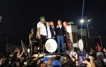 Dua Wakil Ketua DPR RI, Sufmi Dasco Ahmad dan Saan Mustopa, keluar dari Gedung Nusantara I DPR RI seusai menerima audiensi perwakilan mahasiswa yang menggelar pertunjukan di depan Kompleks Parlemen. (Sumber Foto: kompas.com)