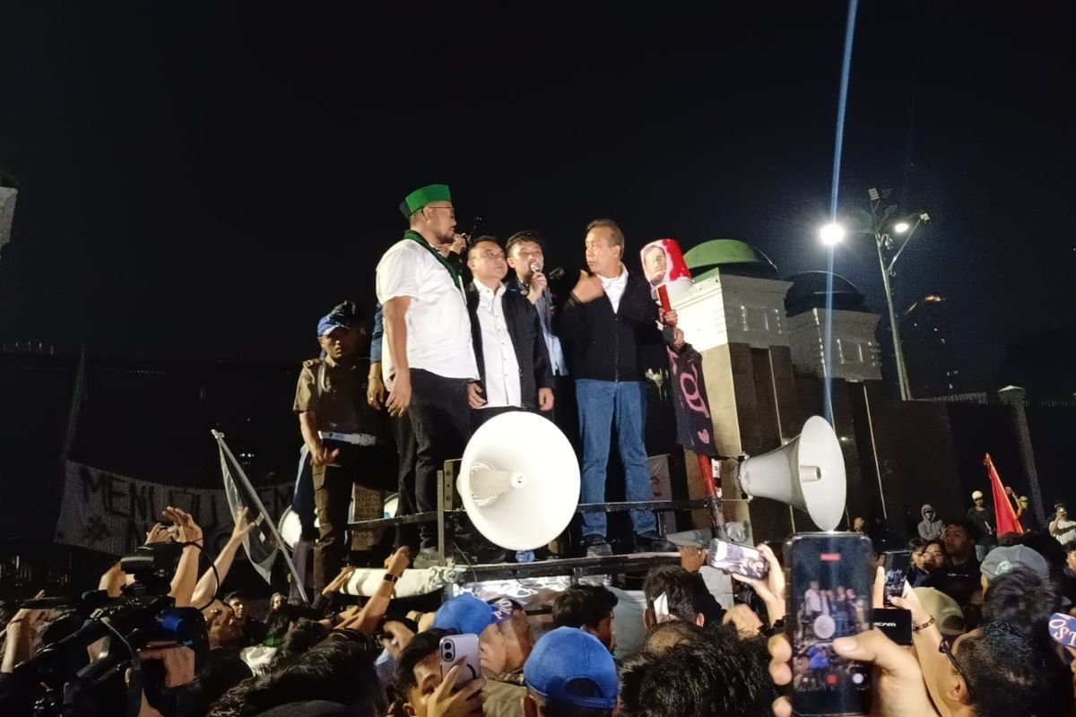Dua Wakil Ketua DPR RI, Sufmi Dasco Ahmad dan Saan Mustopa, keluar dari Gedung Nusantara I DPR RI seusai menerima audiensi perwakilan mahasiswa yang menggelar pertunjukan di depan Kompleks Parlemen. (Sumber Foto: kompas.com)