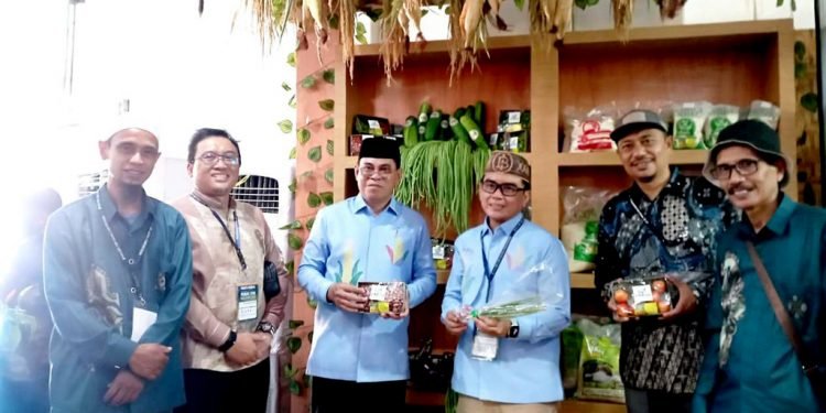 Sekda Bone Bolango Iwan Mustapa, Kepala BI Perwakilan Gorontalo Bambang Satya Permana, Deputi BI Ciptoning Suryo Condro, dan Ketua BAZNAS Bone Bolango Faisal Pakaya saat berkunjung dan meninjau berbagai produk unggulan pesantren / HEBITREN di stand pameran Bank Indonesia Provinsi Gorontalo. (Foto Istimewa)