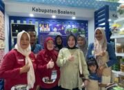 Ketua Tim Penggerak PKK Kabupaten Boalemo, Ny. Hj. Hartati Moha Pagau, meninjau langsung stand pameran Kabupaten Boalemo dalam ajang Pekan Nasional.(Sumber Foto: Mitro Nanto)