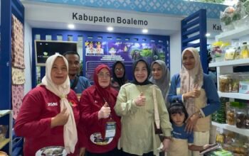 Ketua Tim Penggerak PKK Kabupaten Boalemo, Ny. Hj. Hartati Moha Pagau, meninjau langsung stand pameran Kabupaten Boalemo dalam ajang Pekan Nasional.(Sumber Foto: Mitro Nanto)