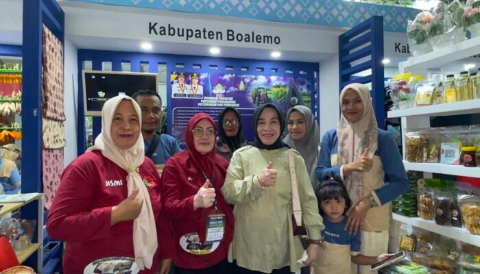 Tinjau Stand Penas KTNA XVII, Ketua TP-PKK Boalemo Dorong UMKM Naik Kelas