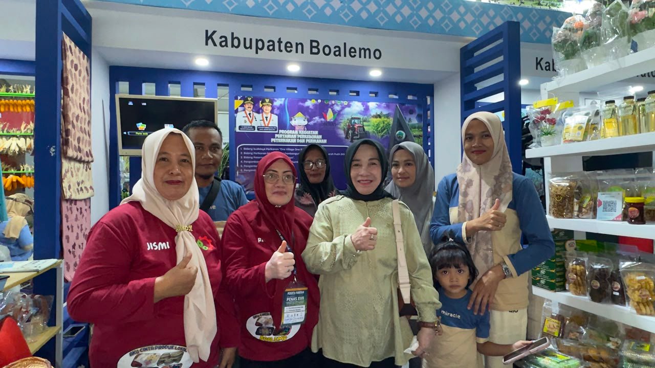 Ketua Tim Penggerak PKK Kabupaten Boalemo, Ny. Hj. Hartati Moha Pagau, meninjau langsung stand pameran Kabupaten Boalemo dalam ajang Pekan Nasional.(Sumber Foto: Mitro Nanto)
