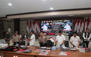 Pimpin Press Release, Kapolda Gorontalo Paparkan Hasil Pengungkapan Kasus 3C, Narkoba, dan PETI. (Sumber Foto: Humas Polda)