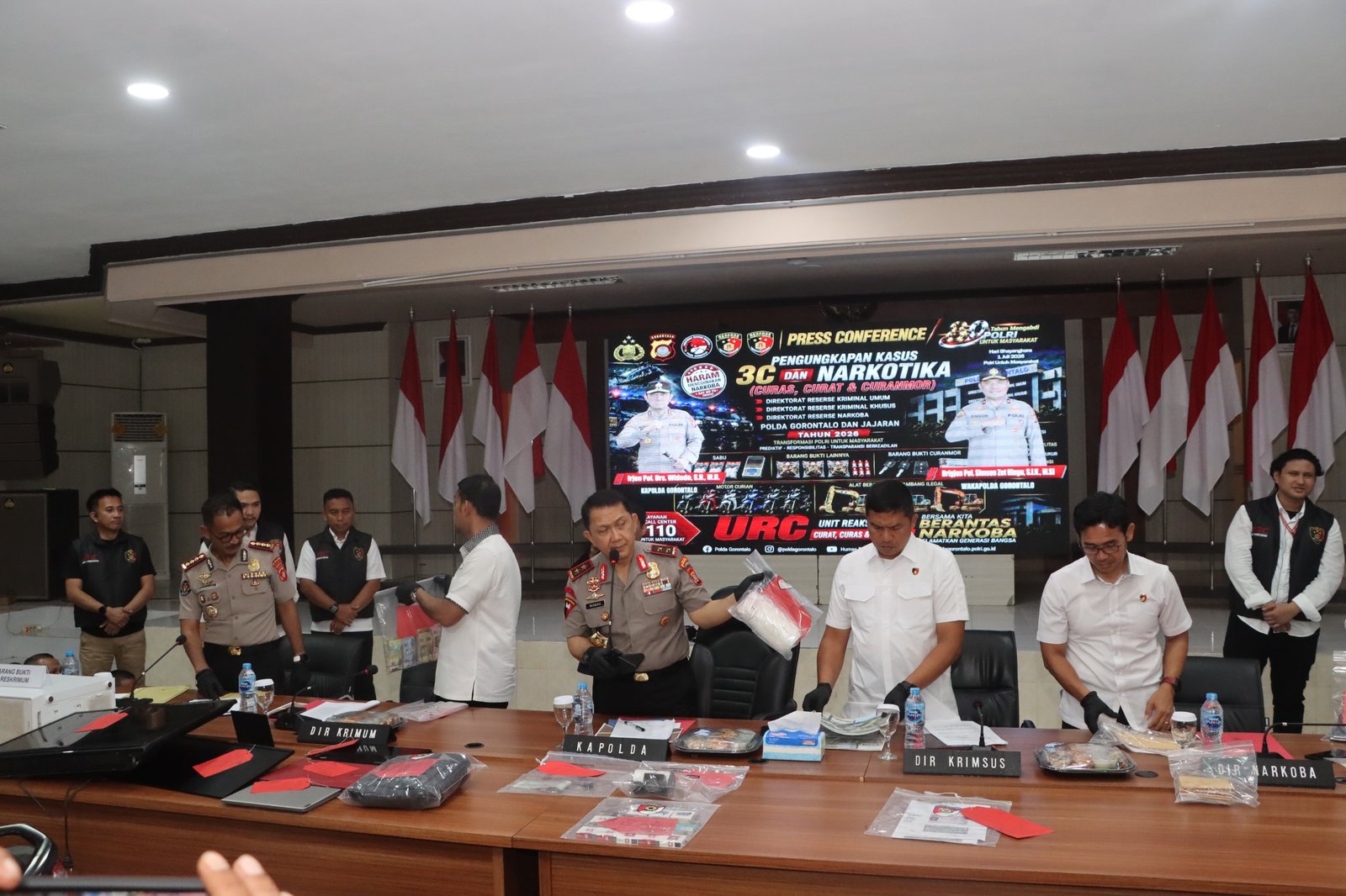 Pimpin Press Release, Kapolda Gorontalo Paparkan Hasil Pengungkapan Kasus 3C, Narkoba, dan PETI. (Sumber Foto: Humas Polda)