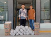 Abd. Karim Pakaya (Kanan) saat menyalurkan bantuan program YR TIM