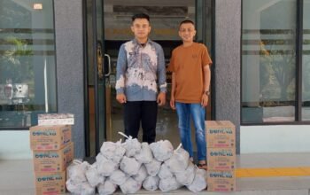 Abd. Karim Pakaya (Kanan) saat menyalurkan bantuan program YR TIM