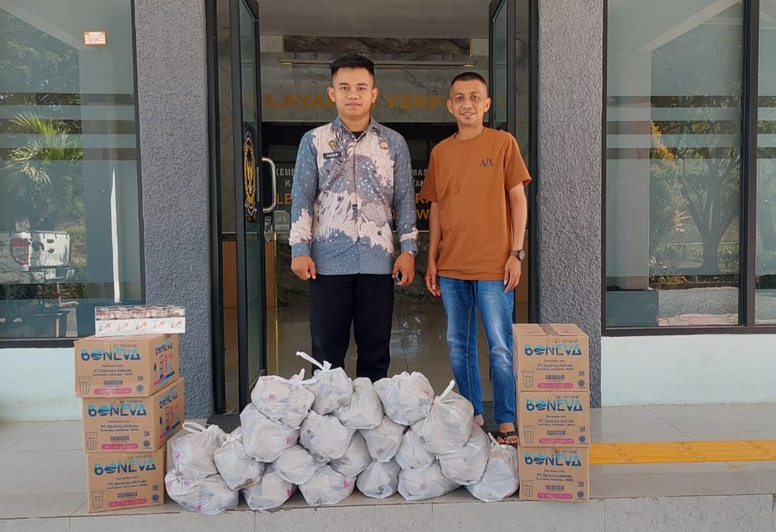 Abd. Karim Pakaya (Kanan) saat menyalurkan bantuan program YR TIM