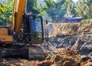 Potongan gambar alat berat ekskavator di PETI Mada,dalam video yang dikirimkan warga ke Harianpost.id