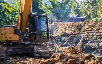 Potongan gambar alat berat ekskavator di PETI Mada,dalam video yang dikirimkan warga ke Harianpost.id