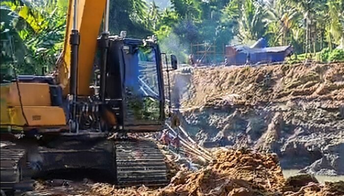 Empat Ekskavator Sany Milik HS Beroperasi Bebas di PETI Mada, Kebun Durian Milik Warga Jadi Korban