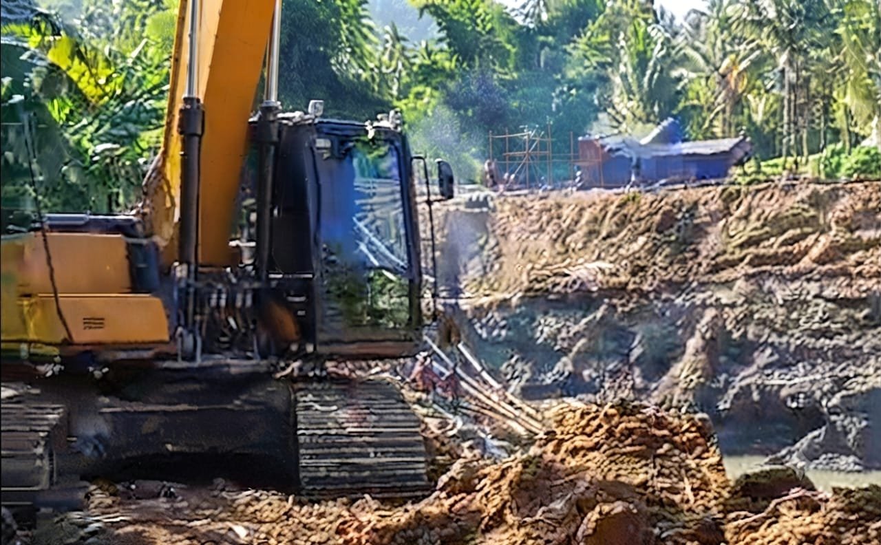 Potongan gambar alat berat ekskavator di PETI Mada,dalam video yang dikirimkan warga ke Harianpost.id