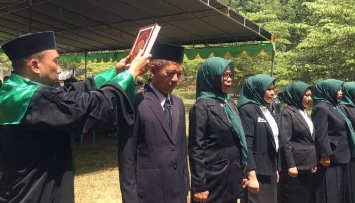 Lantik Kepala Sekolah di Bone Bolango,Ismet Ingatkan Peran Penting Lawan Kemiskinan dan Stunting