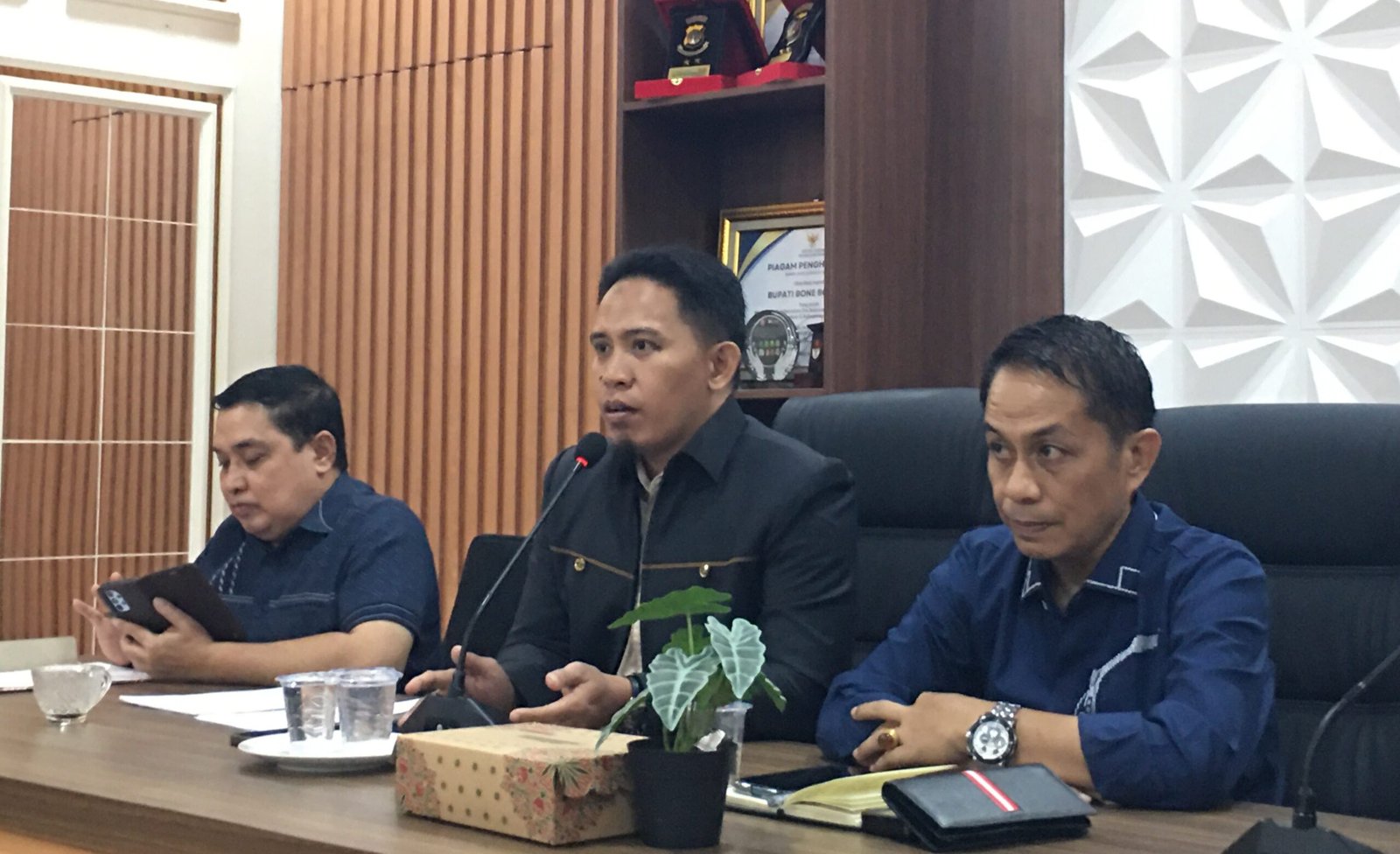 Pemkab Bone Bolango Gelar Konferensi Pers Terkait Penonaktifan Kades Toto Utara