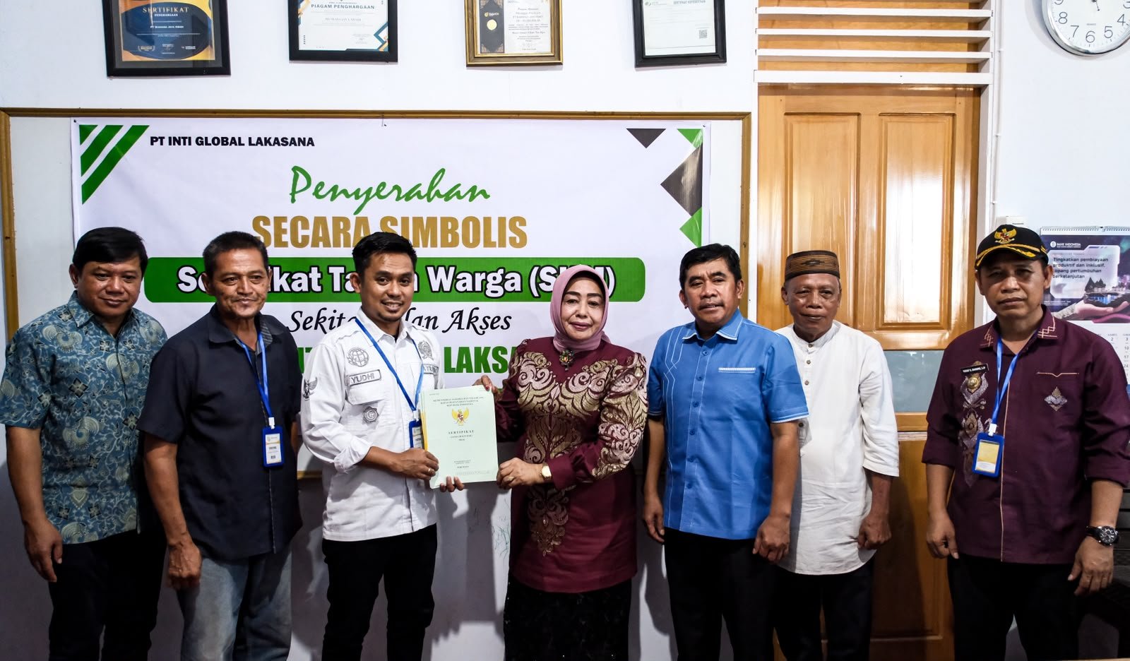 PT Inti Global Laksana Serahkan Sertifikat Tanah Kepada Warga Popayato