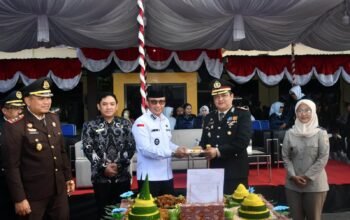 Wakil Bupati Boalemo, Lahmuddin Hambali, saat menghadiri Upacara Peringatan Hari Bhayangkara ke-80 di Halaman Mapolres Boalemo. (Sumber Foto: Prokopim/Arif)