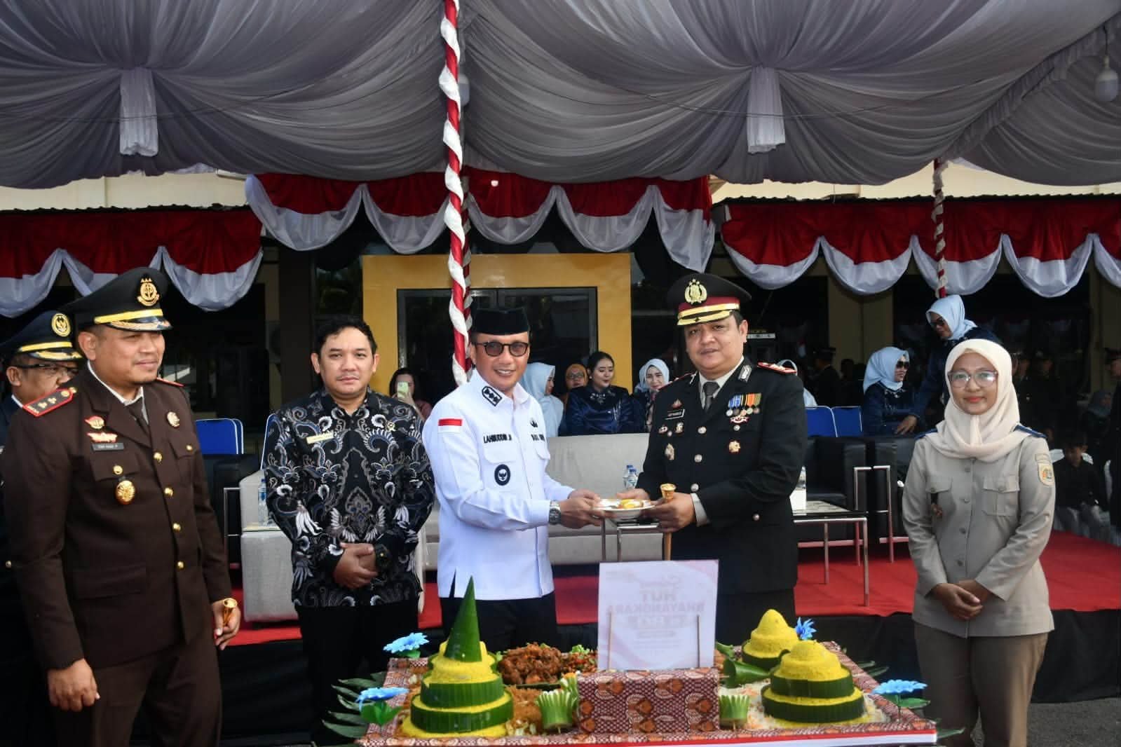 Wakil Bupati Boalemo, Lahmuddin Hambali, saat menghadiri Upacara Peringatan Hari Bhayangkara ke-80 di Halaman Mapolres Boalemo. (Sumber Foto: Prokopim/Arif)