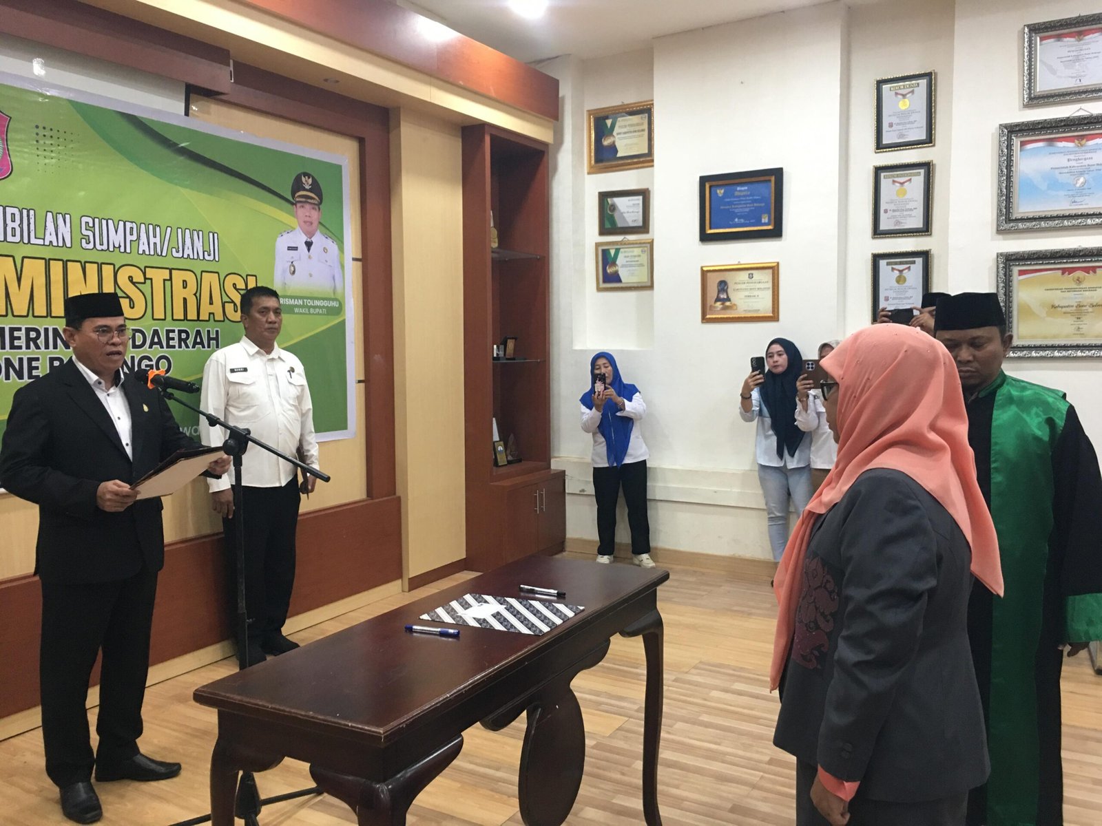 Sekretaris Daerah Bone Bolango, Iwan Mustapa, resmi melantik dan mengambil sumpah Kepala Bagian Tata Pemerintahan dan Kerja Sama Daerah Setda Bone Bolango, Erna Patuti. (Sumber Foto: Kominfo)