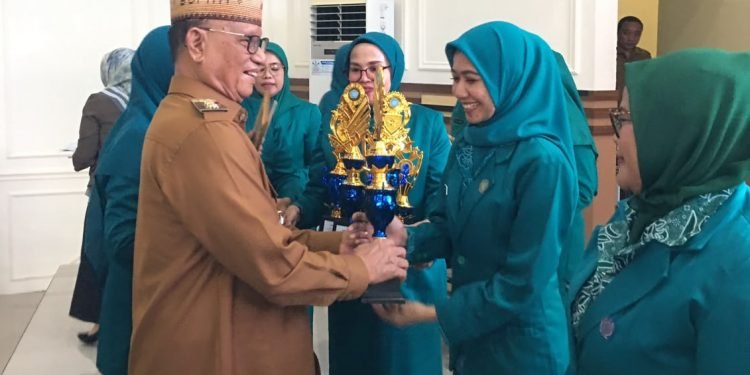 Bupati Bone Bolango, Ismet Mile pada Acara Puncak HKG PKK ke-54 tingkat Kabupaten Bone Bolango tahun 2026.(Sumber Foto: Kominfo)