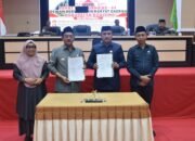 Bupati Boalemo, Drs. Rum Pagau (kedua dari kanan), bersama Wakil Ketua I DPRD Boalemo, Ir. Husain Etango (kedua dari kiri), usia melakukan penandatanganan dokumen berita acara penyerahan Ranperda Pertanggungjawaban Pelaksanaan APBD Tahun Anggaran 2025 dalam Sidang Paripurna di Ruang Sidang DPRD Kabupaten Boalemo.