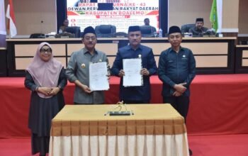 Bupati Boalemo, Drs. Rum Pagau (kedua dari kanan), bersama Wakil Ketua I DPRD Boalemo, Ir. Husain Etango (kedua dari kiri), usia melakukan penandatanganan dokumen berita acara penyerahan Ranperda Pertanggungjawaban Pelaksanaan APBD Tahun Anggaran 2025 dalam Sidang Paripurna di Ruang Sidang DPRD Kabupaten Boalemo.