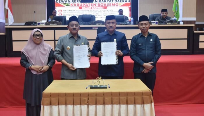 Hadiri Sidang Paripurna, Bupati Boalemo Serahkan Ranperda Pertanggungjawaban APBD Anggaran 2025