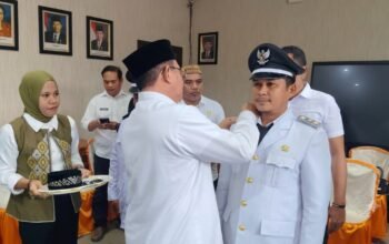Bupati Boalemo, Rum Pagau Lantik Tiga Penjabat Kepala Desa.(Sumber Foto: Prokopim)