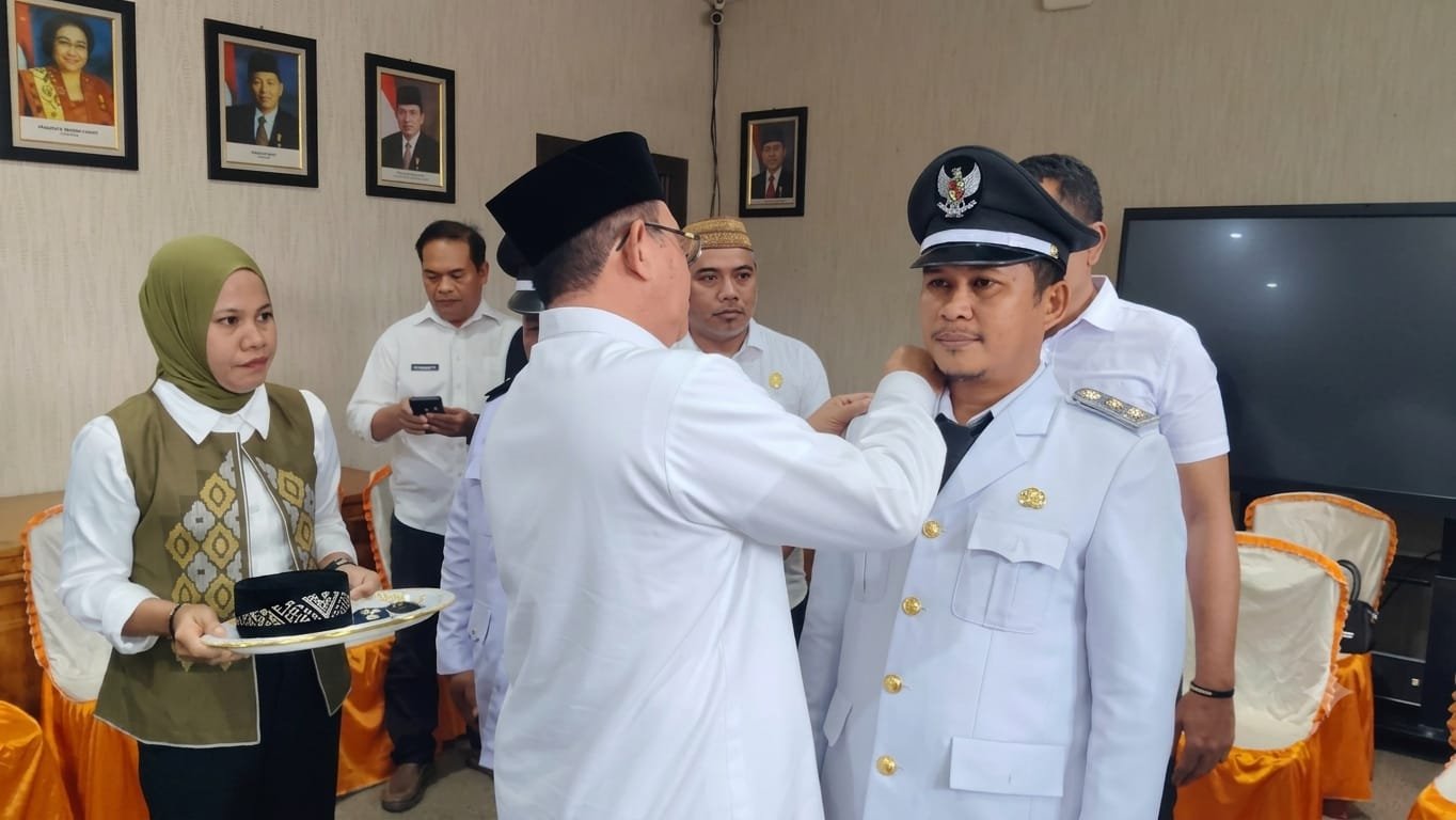 Bupati Boalemo, Rum Pagau Lantik Tiga Penjabat Kepala Desa.(Sumber Foto: Prokopim)