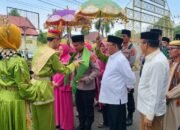Bupati Rum Pagau dan Forkopimda Boalemo menyambut AKBP Firman Taufik, S.IK, dalam prosesi adat Mopotilolo.(Sumber Foto: Prokopim)