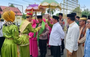 Bupati Rum Pagau dan Forkopimda Boalemo menyambut AKBP Firman Taufik, S.IK, dalam prosesi adat Mopotilolo.(Sumber Foto: Prokopim)