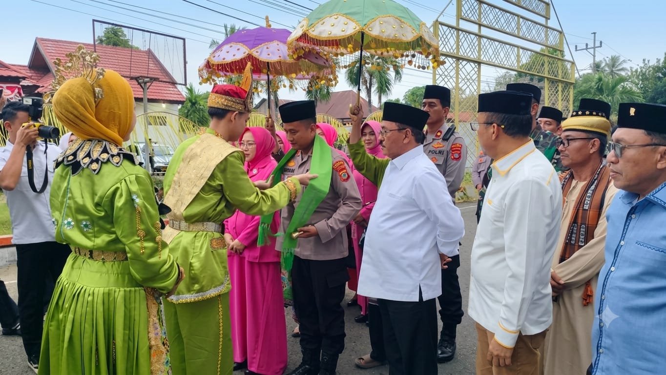 Bupati Rum Pagau dan Forkopimda Boalemo menyambut AKBP Firman Taufik, S.IK, dalam prosesi adat Mopotilolo.(Sumber Foto: Prokopim)