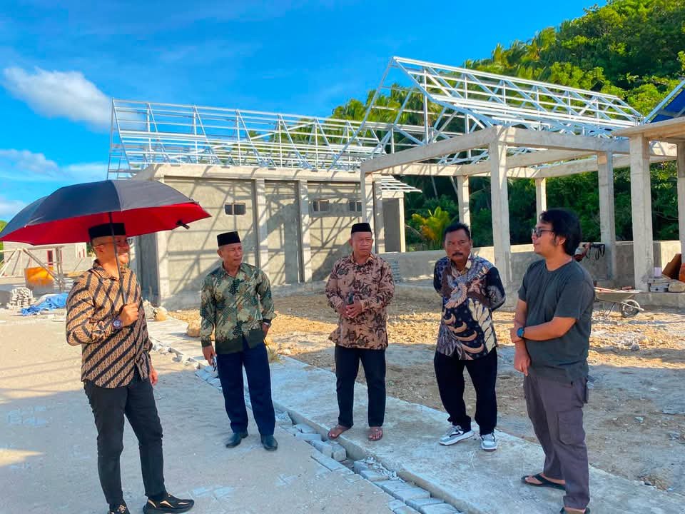 Wakil Bupati Boalemo, Lahmuddin Hambali Tinjau Progres Pembangunan Kampung Nelayan Merah Putih di Desa Pentadu Barat.(Foto Prokopim)