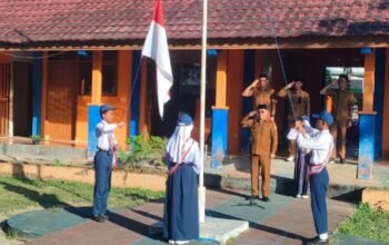 Sekretaris Daerah Bone Bolango, Iwan Mustapa saat menjadi Pembina Apel Perdana Satuan Pendidikan Jenjang SMP di SMP Negeri 2 Kabila.(Diskominfo)