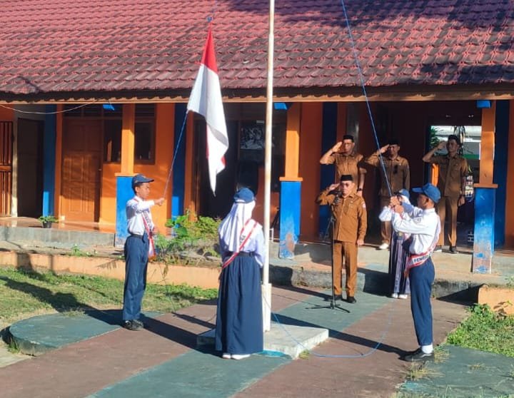 Sekretaris Daerah Bone Bolango, Iwan Mustapa saat menjadi Pembina Apel Perdana Satuan Pendidikan Jenjang SMP di SMP Negeri 2 Kabila.(Diskominfo)